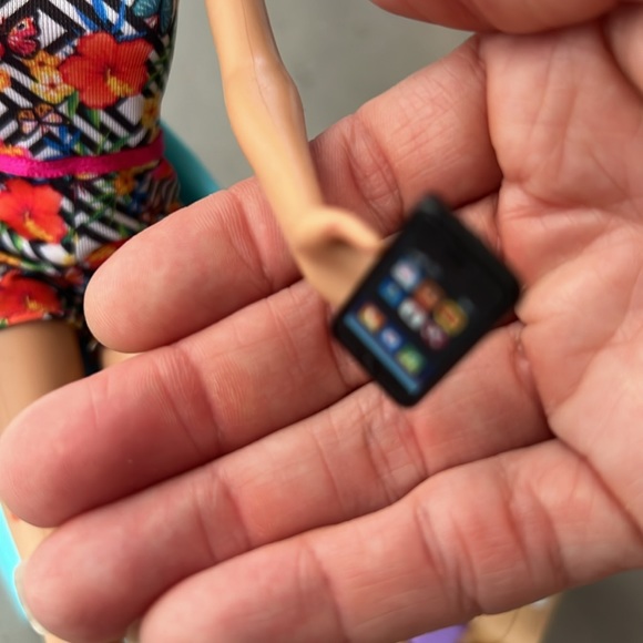 Barbie Mani-Pedi Spa Playset with Blonde Doll, Puppy, Foot Spa & Accessories. - Picture 6 of 8